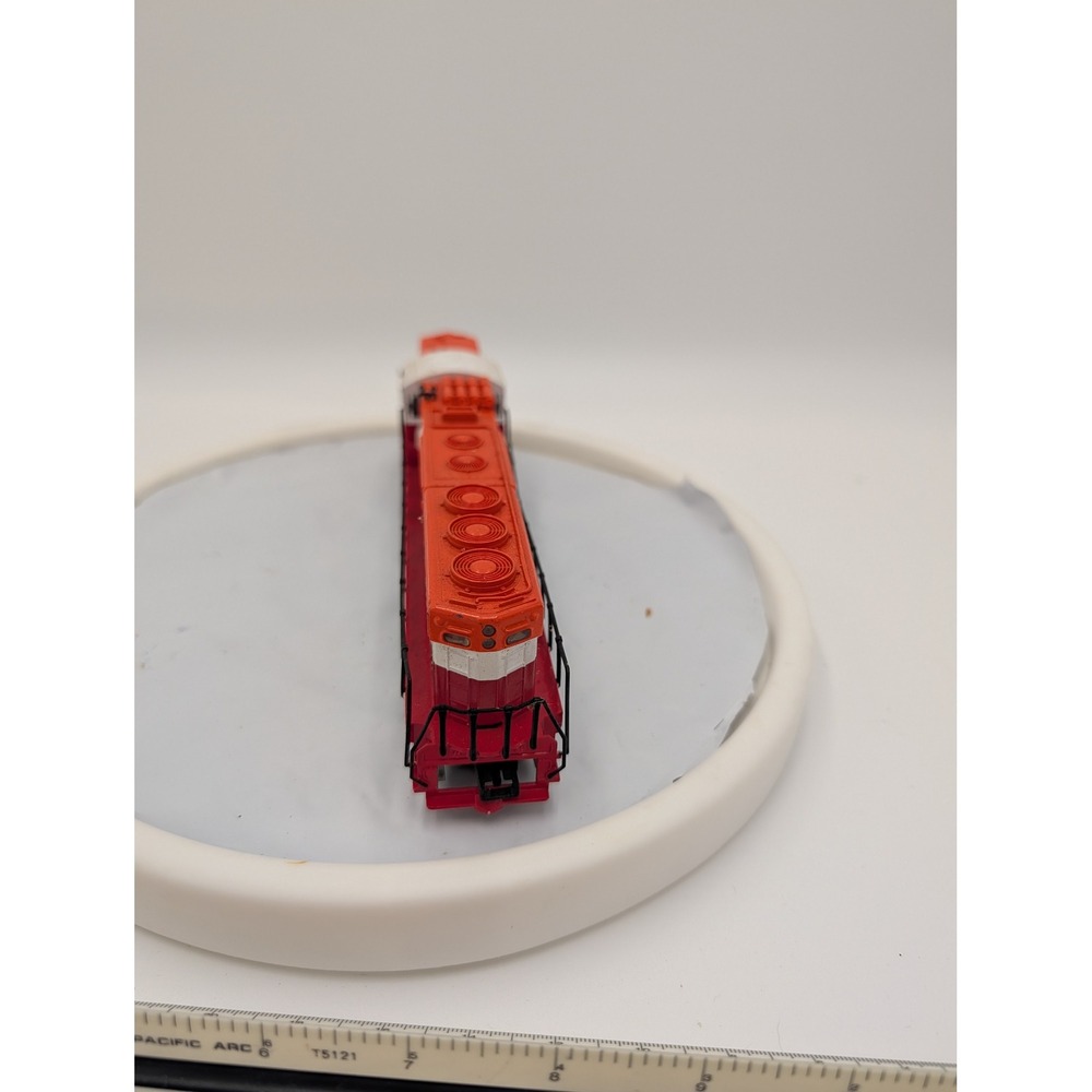 Rocky Mountain Line Diesel Locomotive HO Scale Red White Comin Round Mountain - Picture 5 of 7